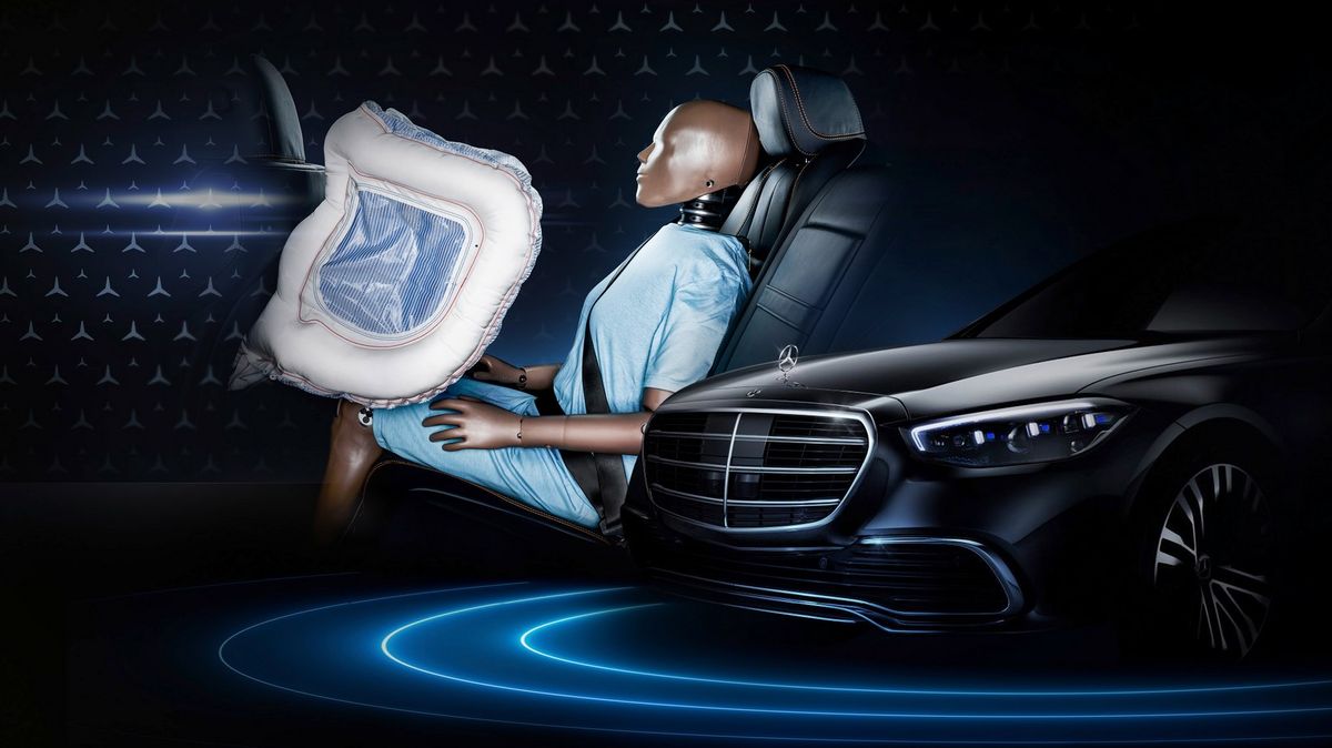 La Mercedes Classe S offrirà il suo primo airbag per i passeggeri posteriori